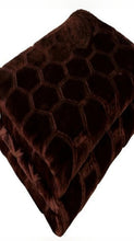 Charger l'image dans la galerie, Couverture Grand Format Gravée – Motif Geometric 220x240 Marron